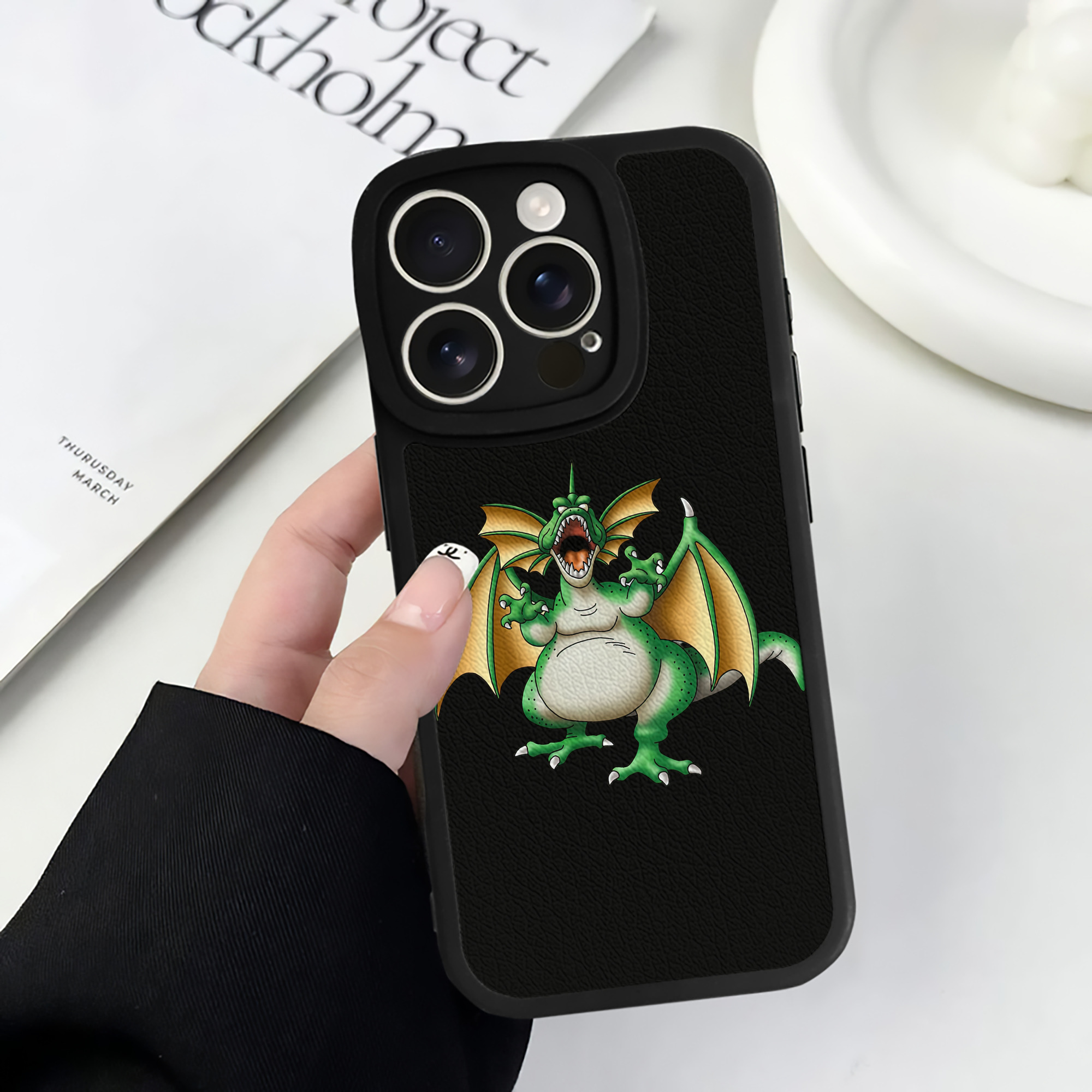 （画像用） ドラゴンクエスト Doragon Kuesuto Dragon Quest 【iPhone 16シリーズ対応】シリコンスマホケース（レザー調） 材質：シリコン